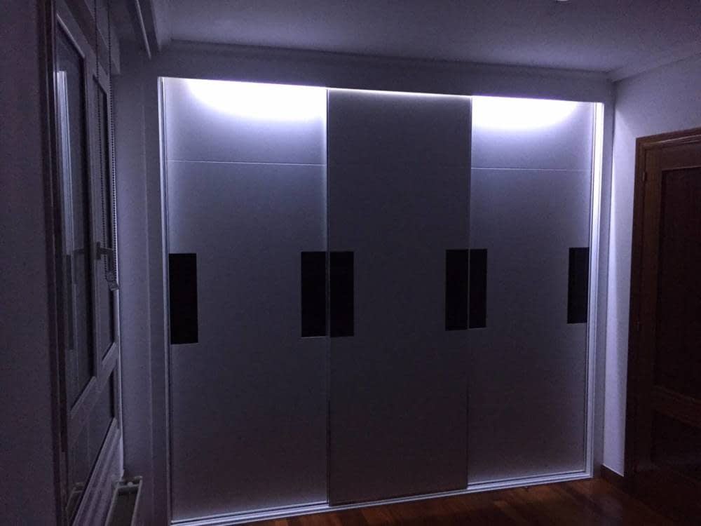 Armario de puertas correderas lacado en blanco con luces led